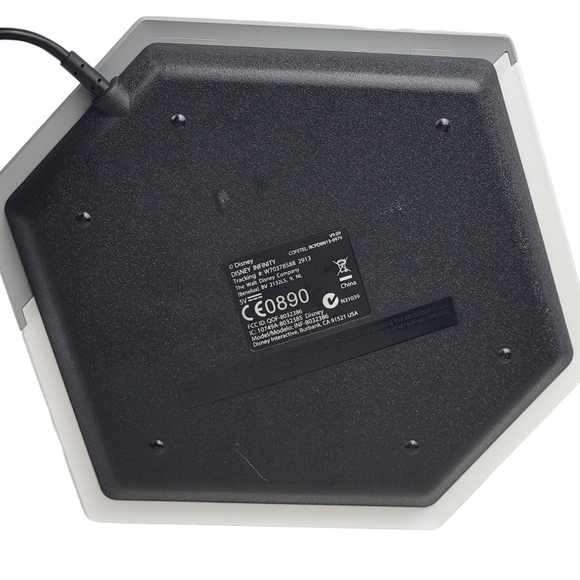 Nintendo Wii Disney Infinity Game with Portal & 2 Character Figures - Picture 3 of 8